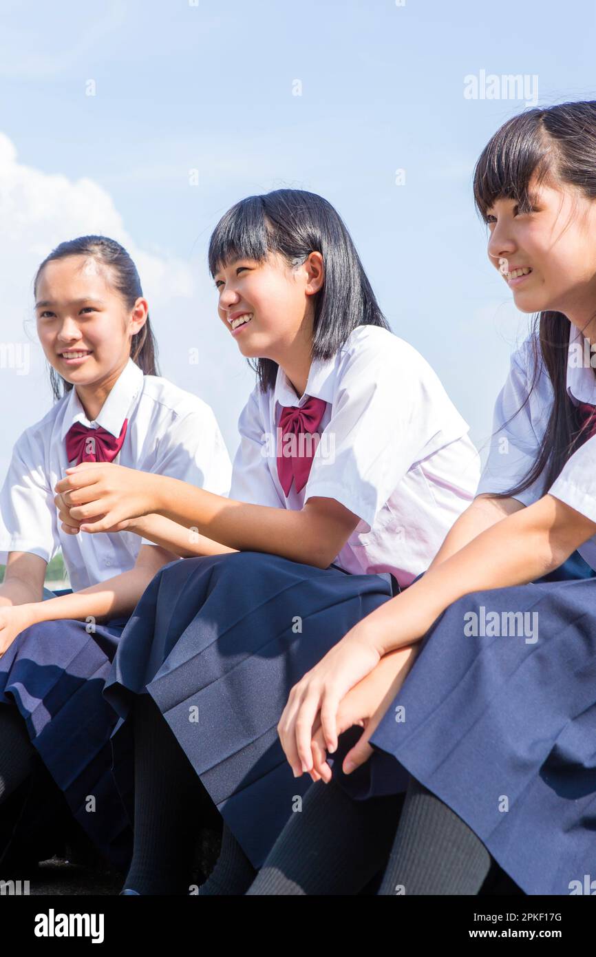 Studenti delle scuole superiori che parlano dell'Embankment Foto Stock