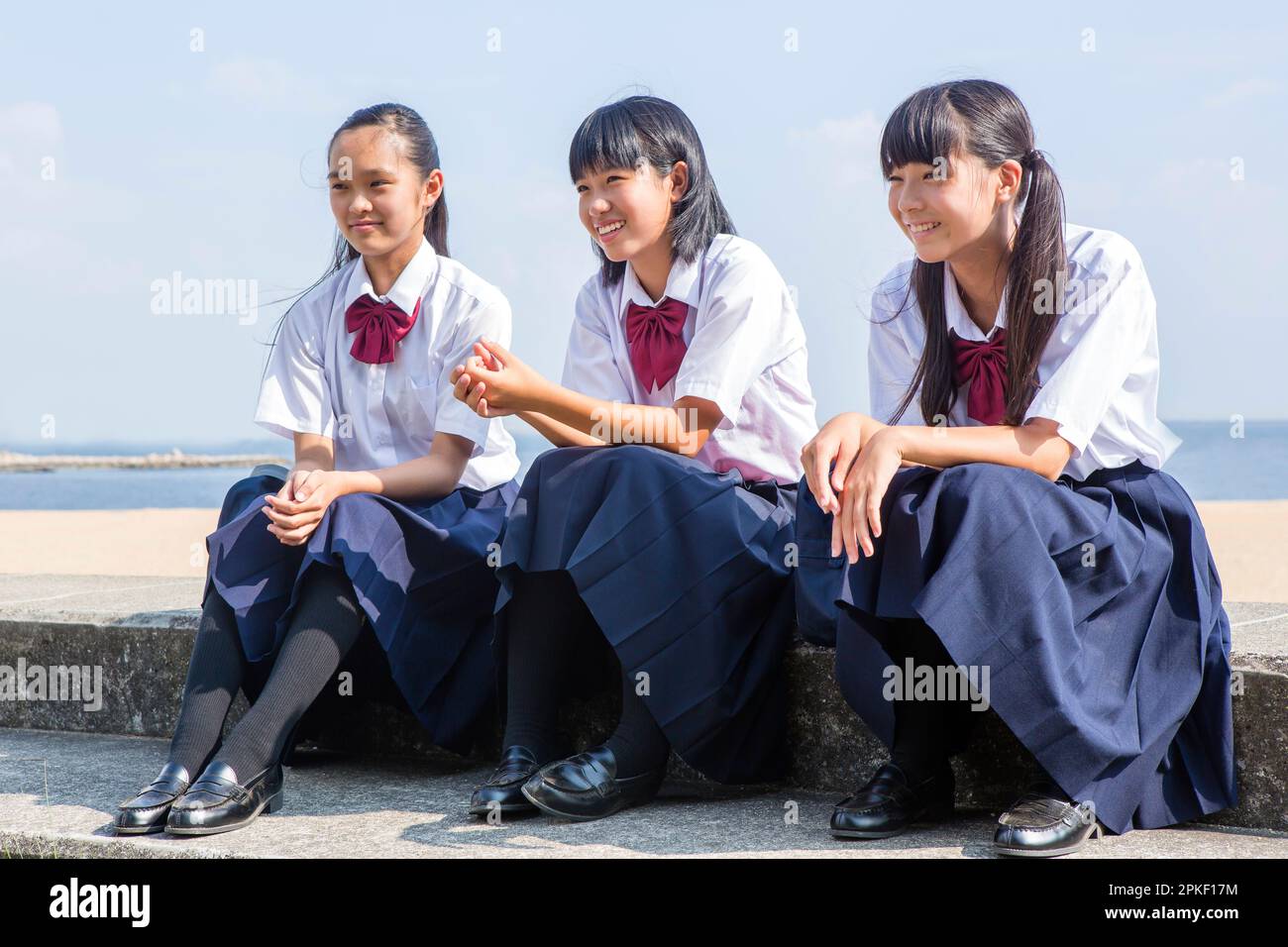 Studenti delle scuole superiori che parlano dell'Embankment Foto Stock