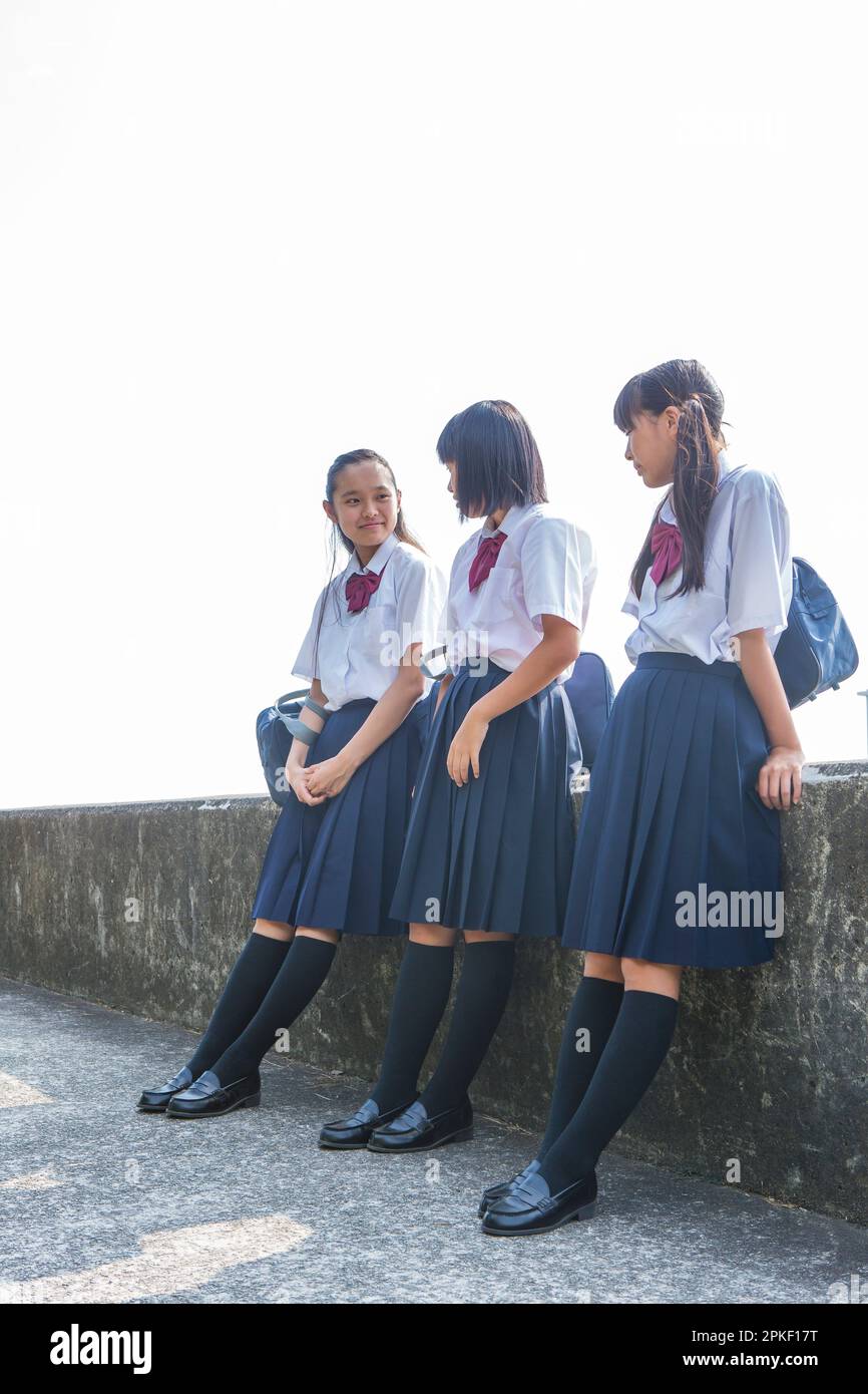 Studenti delle scuole superiori che parlano dell'Embankment Foto Stock