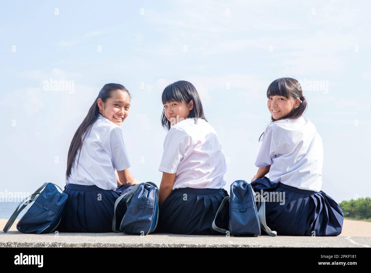 Studenti delle scuole superiori che si siedono sull'Embankment Foto Stock