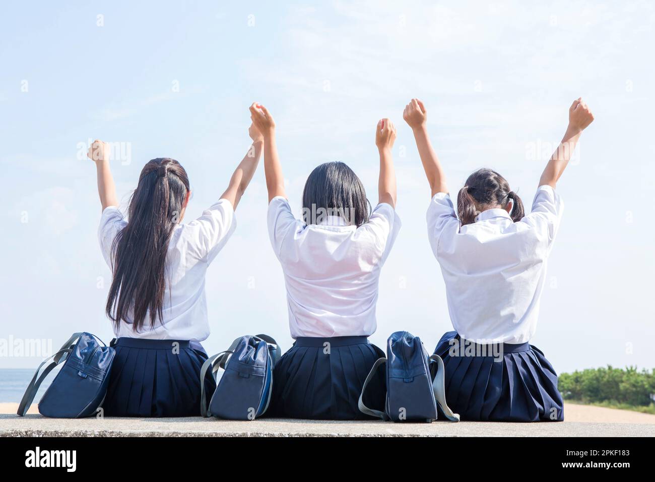 Gli studenti delle scuole superiori si allungano sull'Embankment Foto Stock
