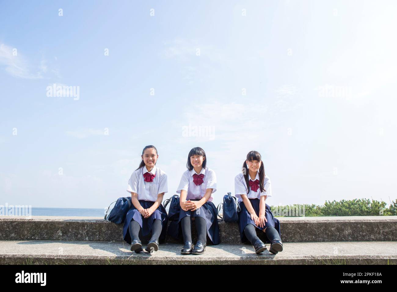 Studenti delle scuole superiori che parlano dell'Embankment Foto Stock