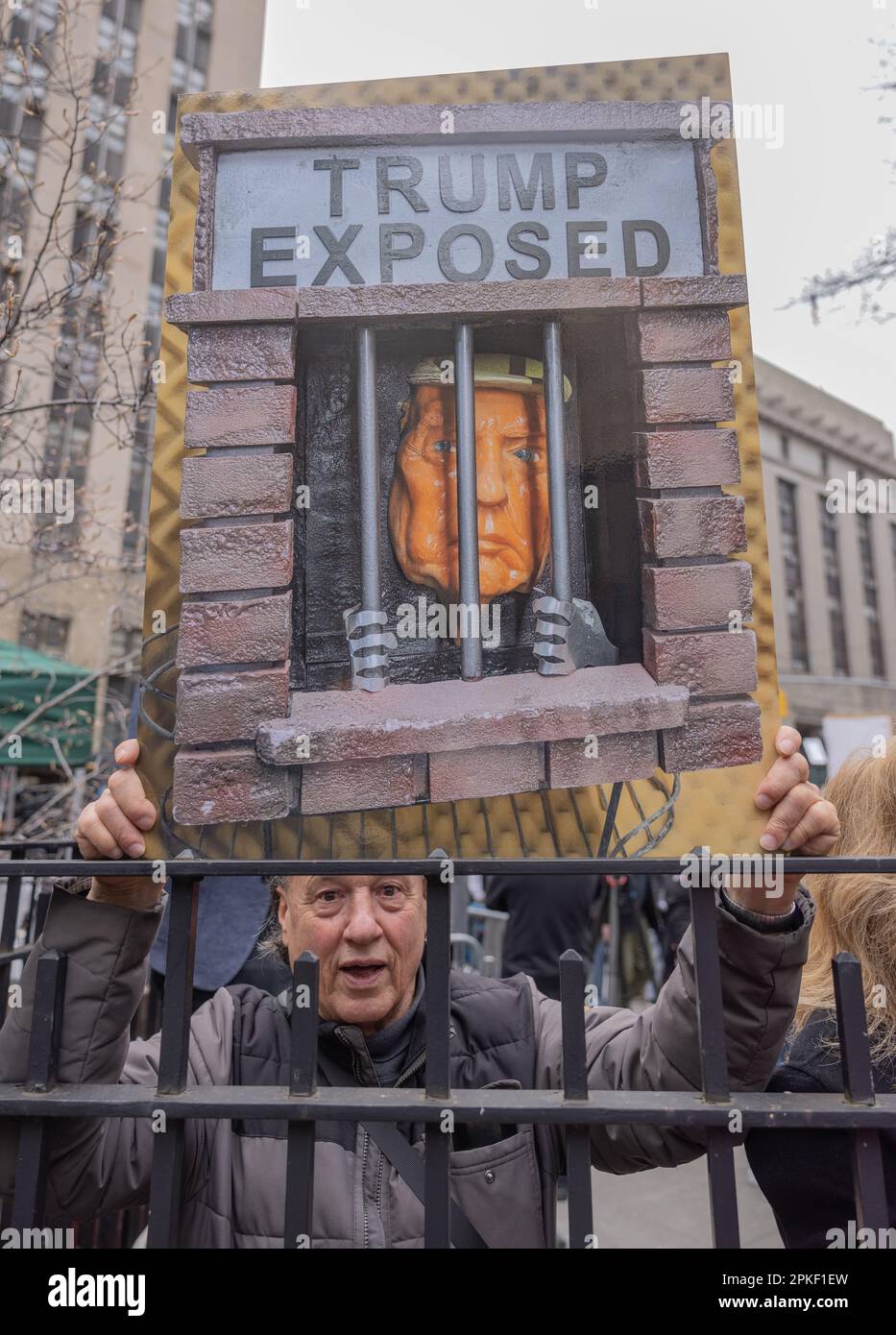 NEW YORK, N.Y. – 4 aprile 2023: Un dimostratore viene visto a Lower Manhattan prima di un’audizione di arrogamento per l’ex presidente Donald Trump. Foto Stock