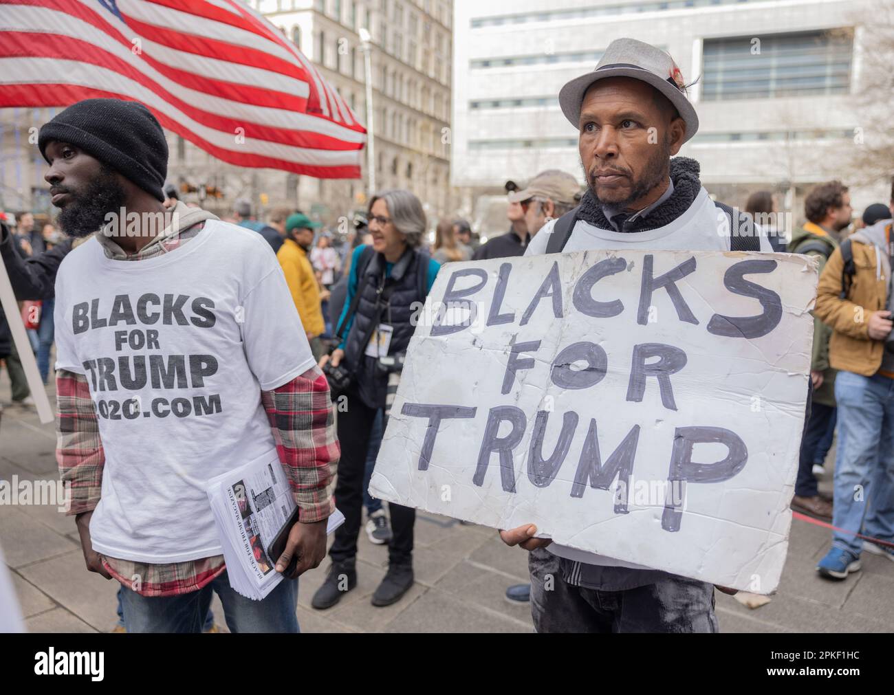 NEW YORK, N.Y. – 4 aprile 2023: I dimostranti vengono visti a Lower Manhattan prima di un’audizione di arrogamento per l’ex presidente Donald Trump. Foto Stock