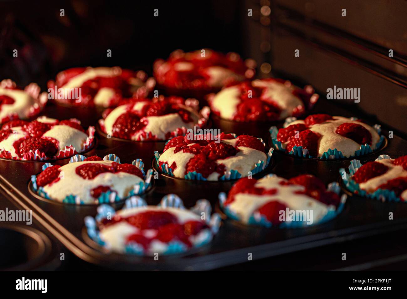 Himbeermuffin in muffin per l'orchiata Backform, backen in einem Ofen Foto Stock