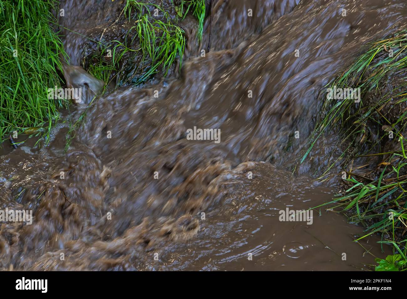 potente cascata con acqua sporca dopo la pioggia dura Foto Stock
