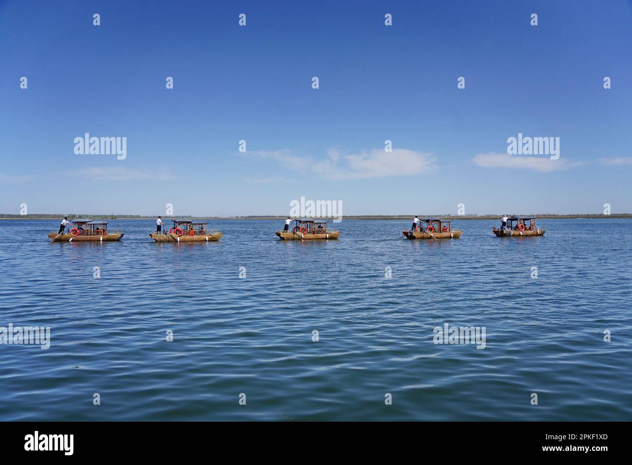 (230407) -- XIONG'AN, 7 aprile 2023 (Xinhua) -- le barche da turismo navigano durante l'operazione di prova del servizio di autobus di Baiyangdian Lakewater nella Nuova zona di Xiong'an, nella provincia di Hebei della Cina settentrionale, 7 aprile 2023. Il servizio di vaporetto del lago Baiyangdian è attualmente in fase di prova e sarà presto lanciato ufficialmente. Il servizio comprende 100 navi alimentate a gas di petrolio liquefatto (GPL), più economiche ed ecologiche rispetto alle imbarcazioni alimentate a petrolio. I visitatori possono anche prendere tradizionali barche in legno che offrono un modo alternativo di visitare il Lago Baiyangdian. (Xinhua/Mu Yu) Foto Stock