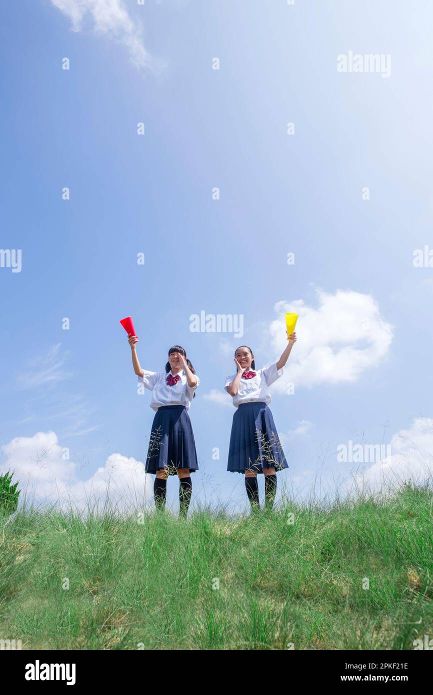 Studenti delle scuole superiori con megafoni Foto Stock