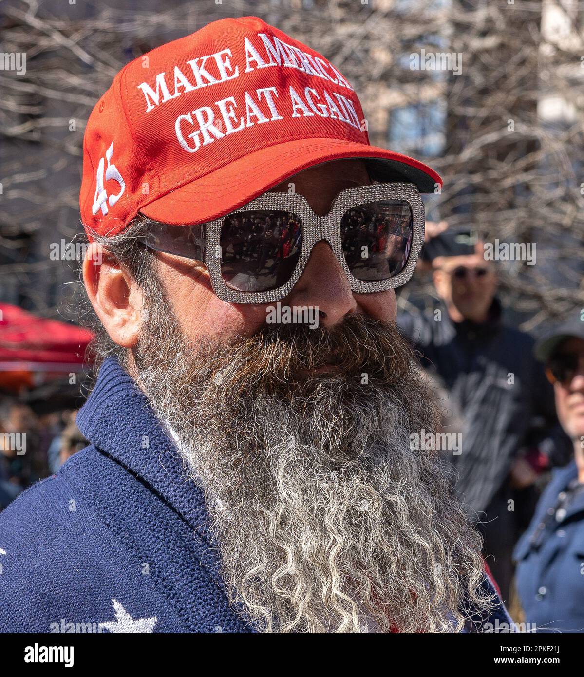 NEW YORK, N.Y. – 4 aprile 2023: Un dimostratore viene visto a Lower Manhattan prima di un’audizione di arrogamento per l’ex presidente Donald Trump. Foto Stock