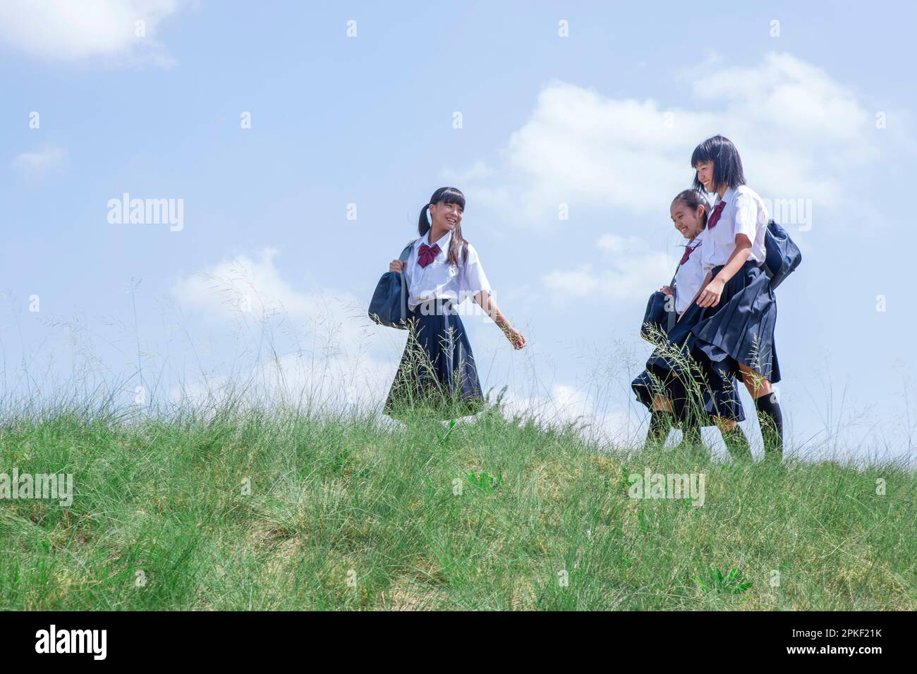 Studenti delle scuole superiori che camminano in una fila Foto Stock