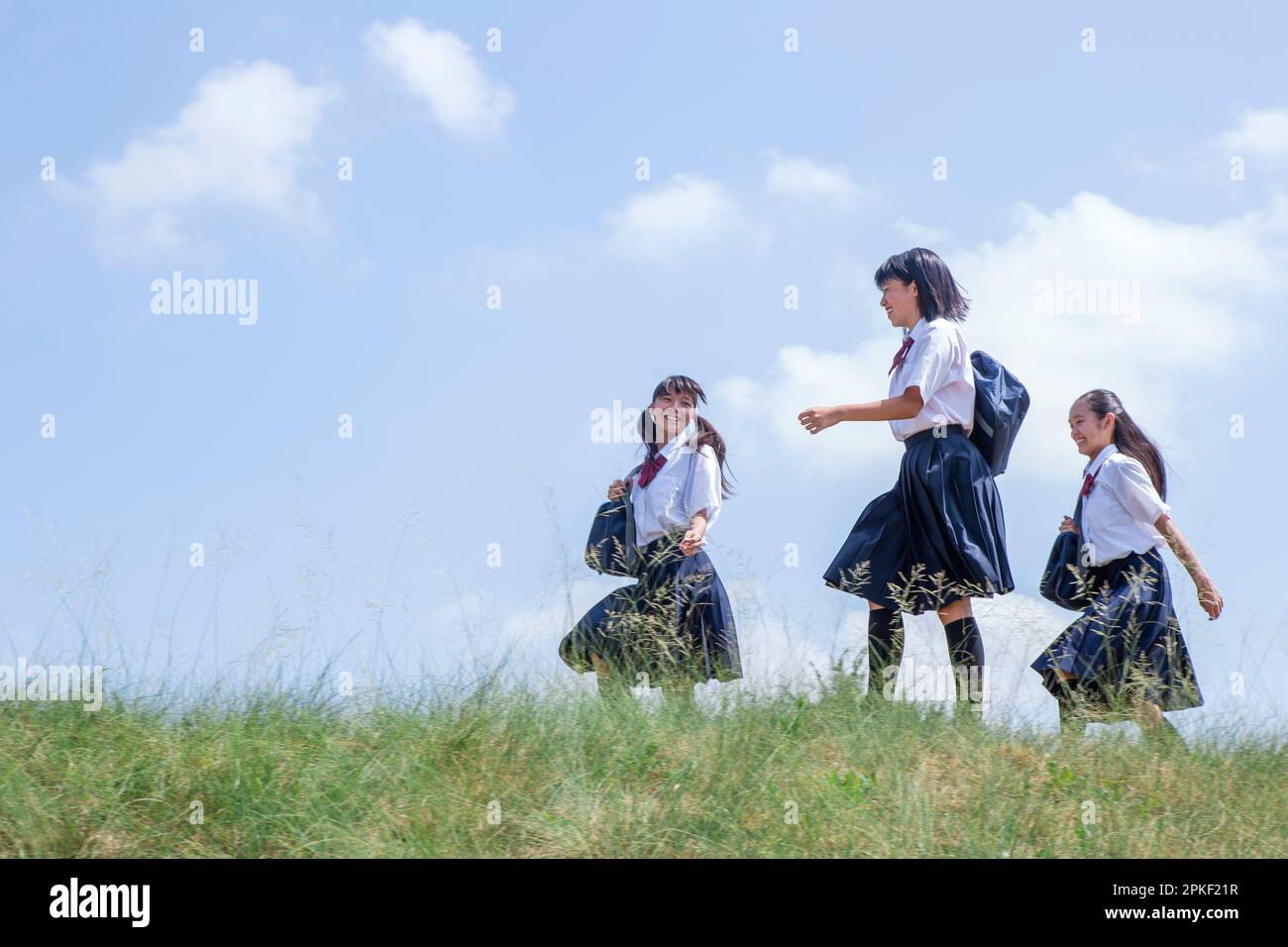 Studenti delle scuole superiori che camminano fianco a fianco Foto Stock