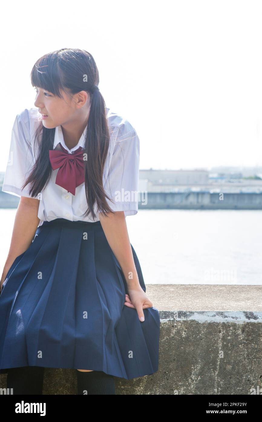 Studenti delle scuole superiori che parlano dell'Embankment Foto Stock
