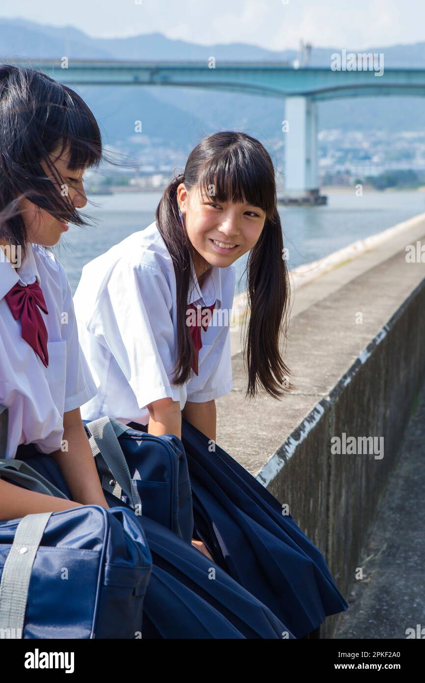 Studenti delle scuole superiori che parlano dell'Embankment Foto Stock
