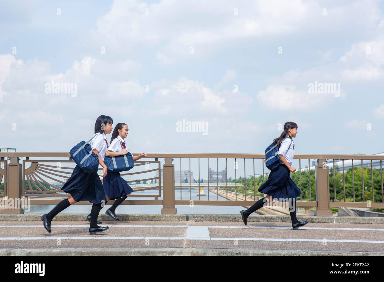 Studenti delle scuole superiori che corrono su un ponte Foto Stock