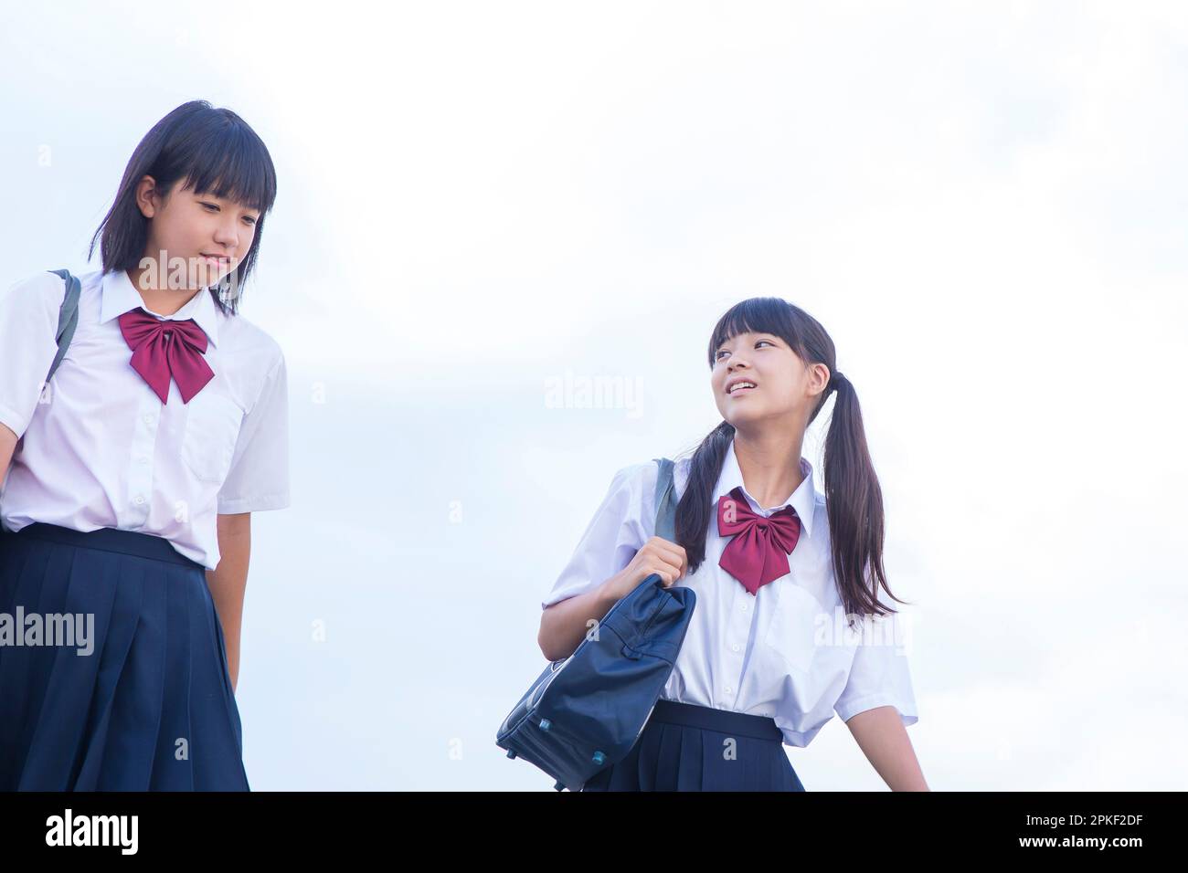 Studenti delle scuole superiori che camminano sulla spiaggia Foto Stock