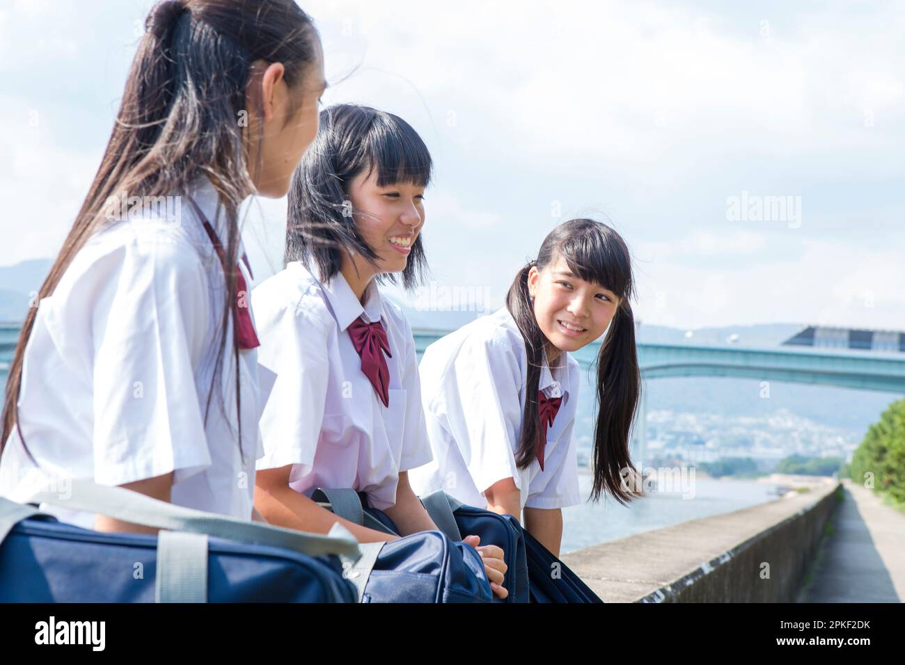 Studenti delle scuole superiori che parlano dell'Embankment Foto Stock