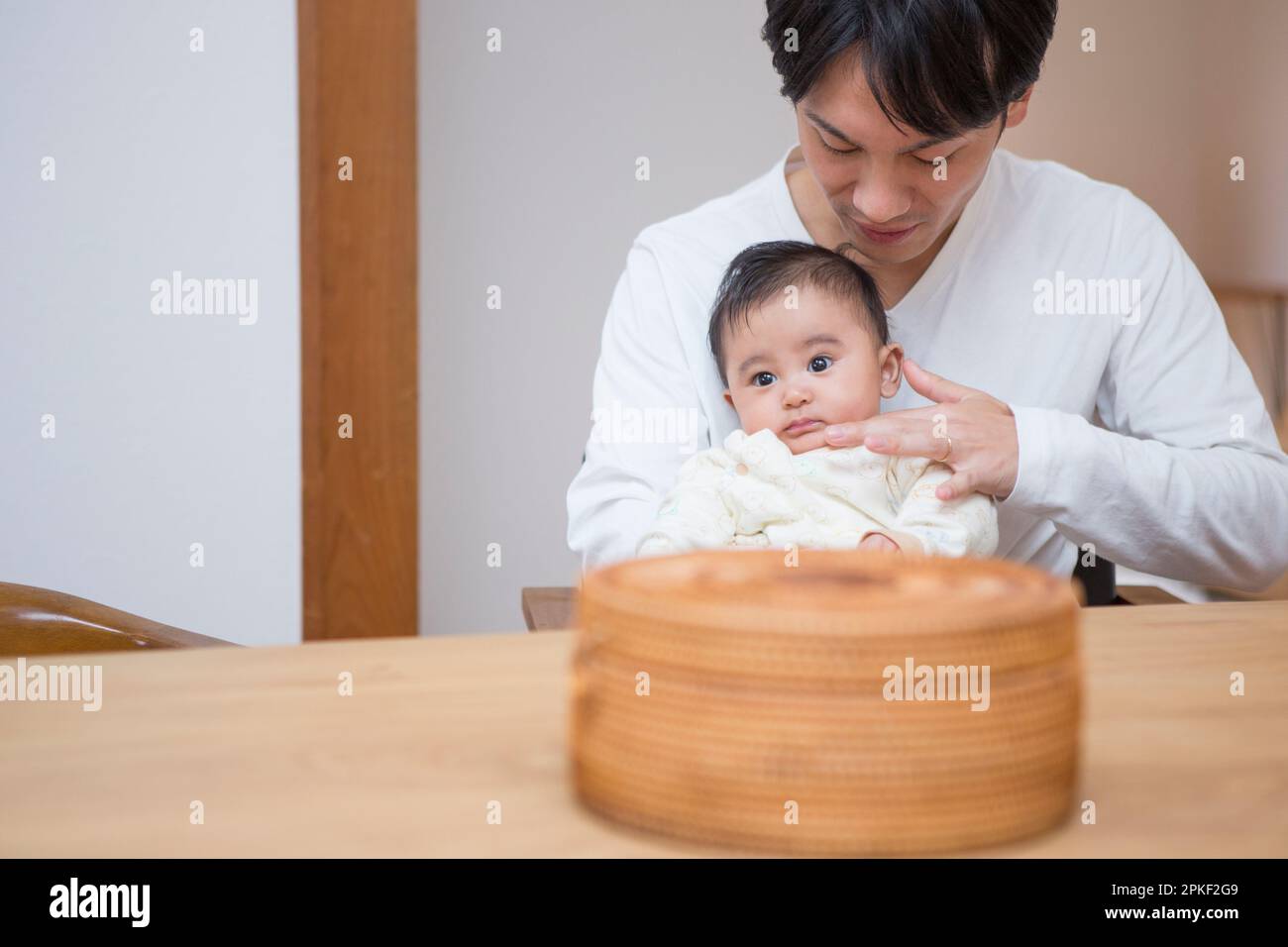 Padre holding baby in armi Foto Stock