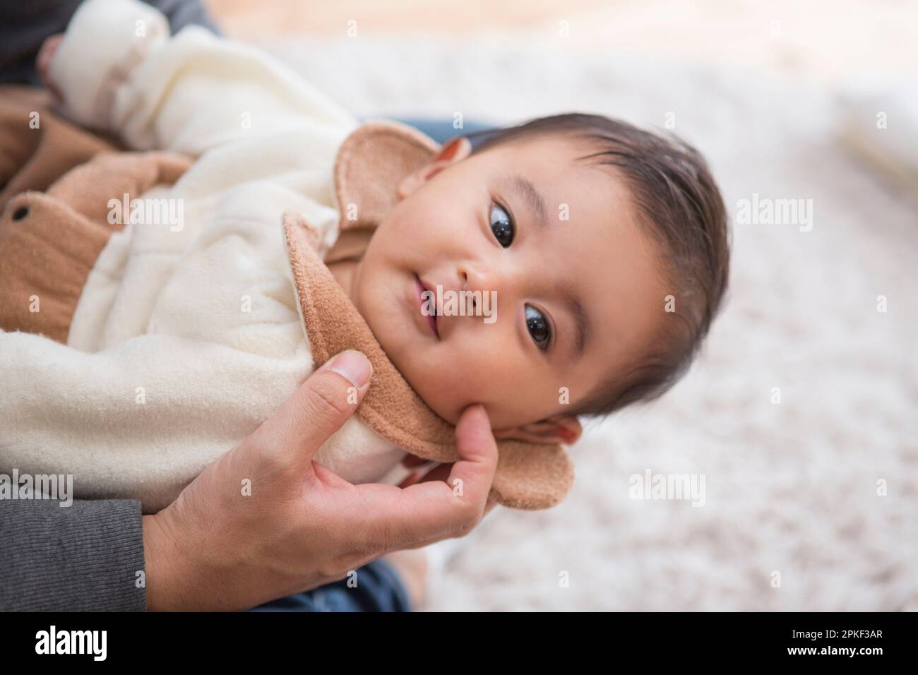 Bambino in braccia Foto Stock