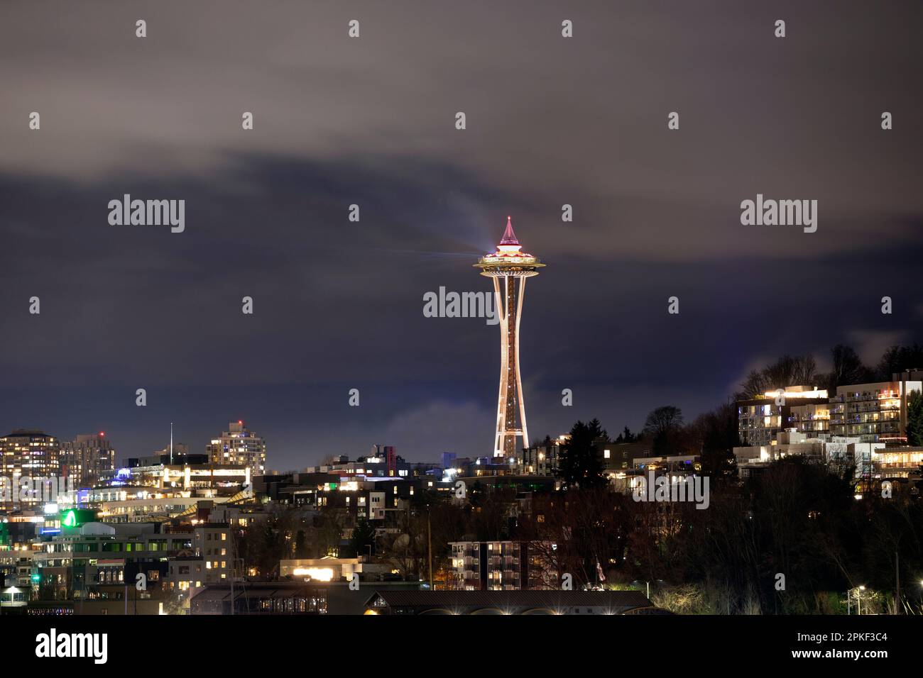 WA24175-00....WASHINGTON - Seattle's Space Needle e skyline della città a New Years Night 2022/2023. Foto Stock