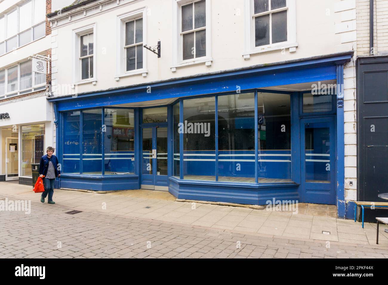 Un negozio chiuso e vuoto in Norfolk Street, King's Lynn. Foto Stock