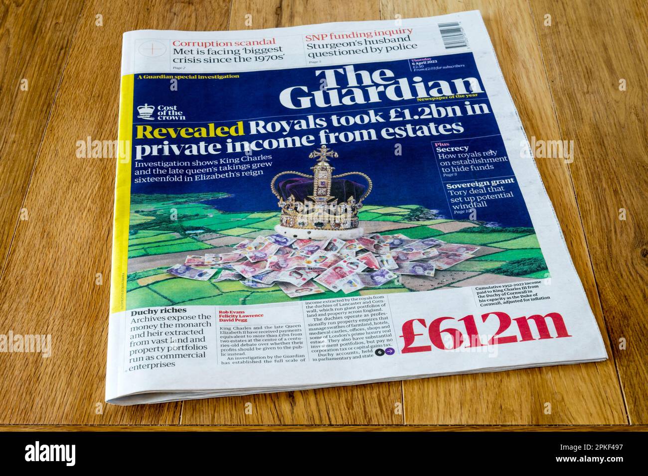 6 aprile 2023 la prima pagina del Guardiano rivela che la famiglia reale ha preso 1,2bn sterline in reddito privato dalle proprietà. Foto Stock