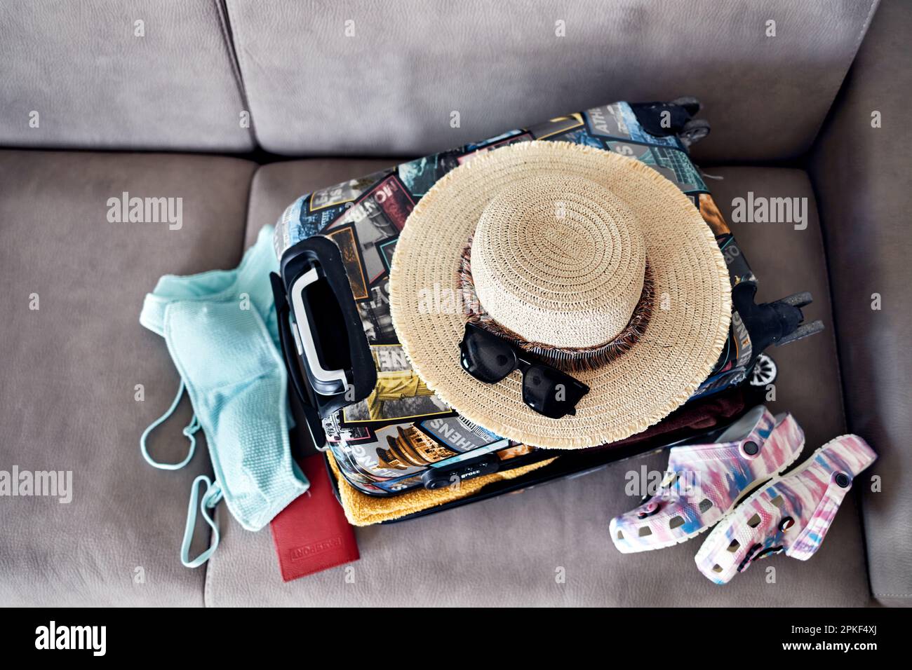 Bagagli e valigie per le vacanze sul letto, primo piano Foto stock - Alamy