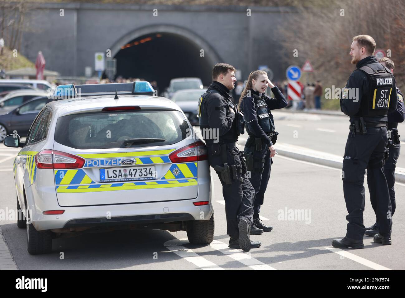 07 aprile 2023, Sassonia-Anhalt, Rübeland: Le forze di polizia controllano gli utenti della strada nel tunnel della diga di Rappbode. Sostenitori della scena di tuning da tutta la Germania si sono incontrati nelle montagne Harz sotto la presenza della polizia al Rappbodetalsperre e nel tunnel vicino. La ragione dell'incontro è stata il 'Carfriday' in riferimento al Venerdì Santo, ha detto la polizia. Foto: Matthias Bein/dpa Foto Stock