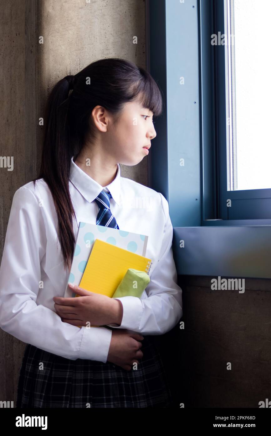 Ragazze delle scuole superiori in piedi in una classe Foto Stock