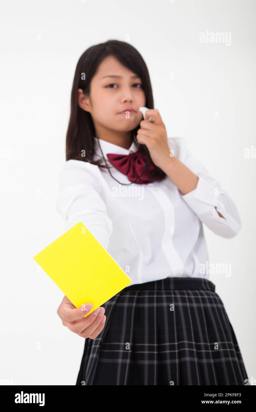 Studente di scuola superiore che dà un cartellino giallo Foto Stock