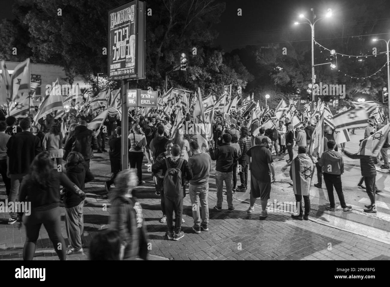 Proteste civili nella città di Rehovot Israele contro i cambiamenti previsti del governo israeliano nell'alta corte di giustizia Foto Stock