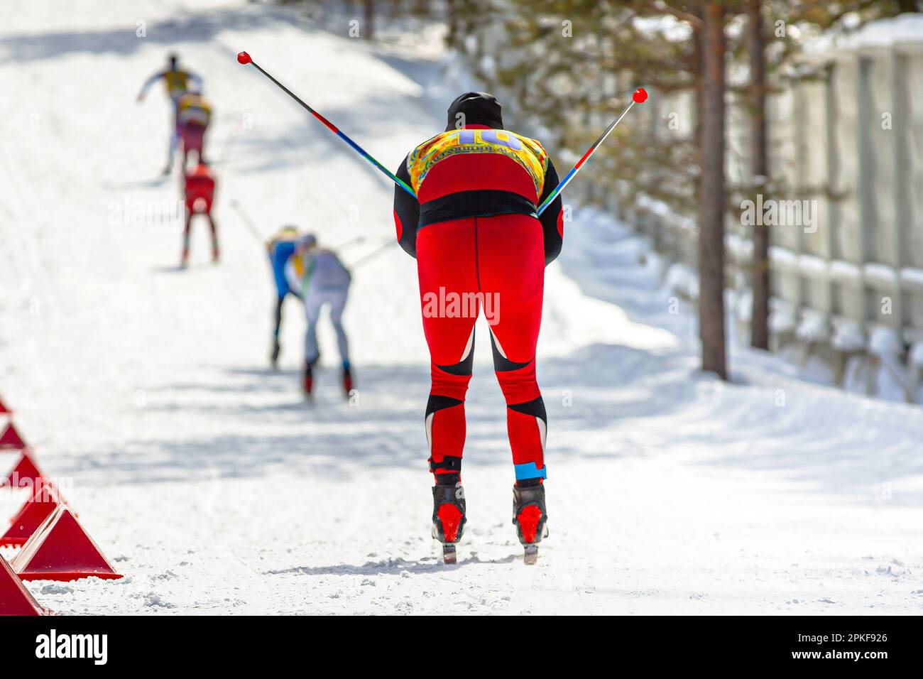indietro atleta sciatore giù sci di montagna allo stadio, campionato di sport invernali Foto Stock