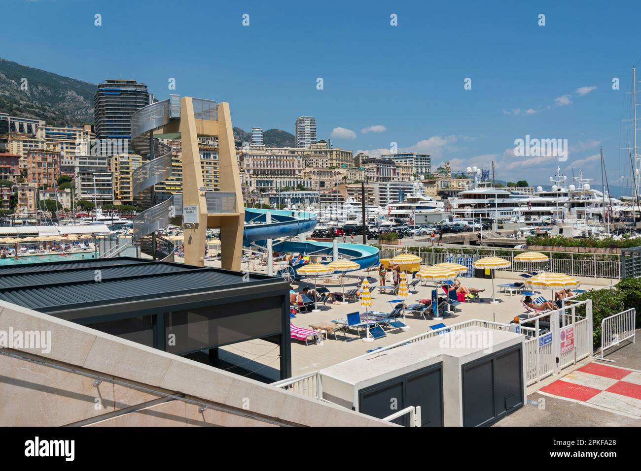 Piscina all'aperto, piscina Stade nautique Rainier III, piscina all'aperto di Monaco situata proprio nel cuore del porto Foto Stock