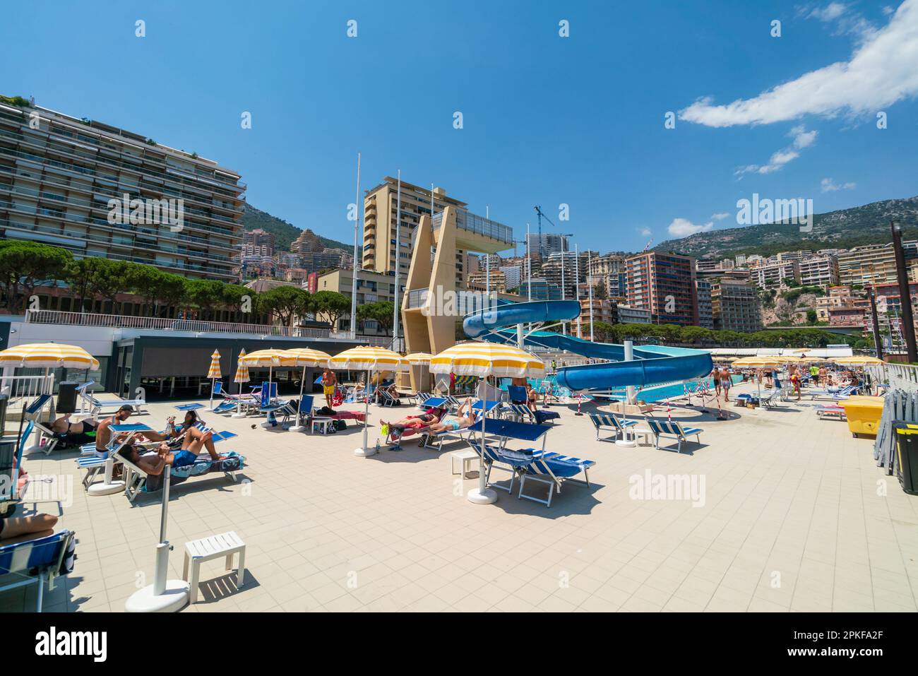 Piscina all'aperto, piscina Stade nautique Rainier III, piscina all'aperto di Monaco situata proprio nel cuore del porto Foto Stock