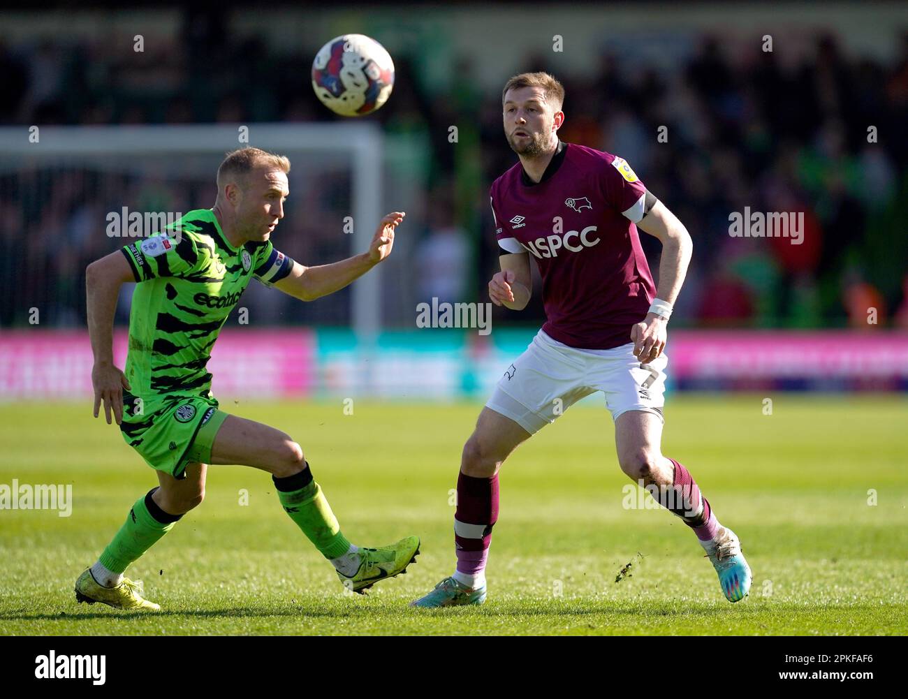 Dylan McGeouch di Forest Green Rovers (a sinistra) e Tom Barkhuizen della contea di Derby in azione durante la partita della Sky Bet League One al Bolt New Lawn Stadium, Nailsworth. Data immagine: Venerdì 7 aprile 2023. Foto Stock