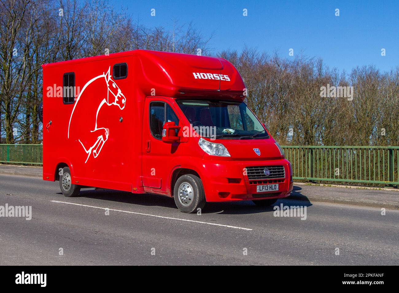 2013 Fiat Ducato 35 Multijet LWB box, attraversando il ponte autostradale di Greater Manchester, Regno Unito Foto Stock