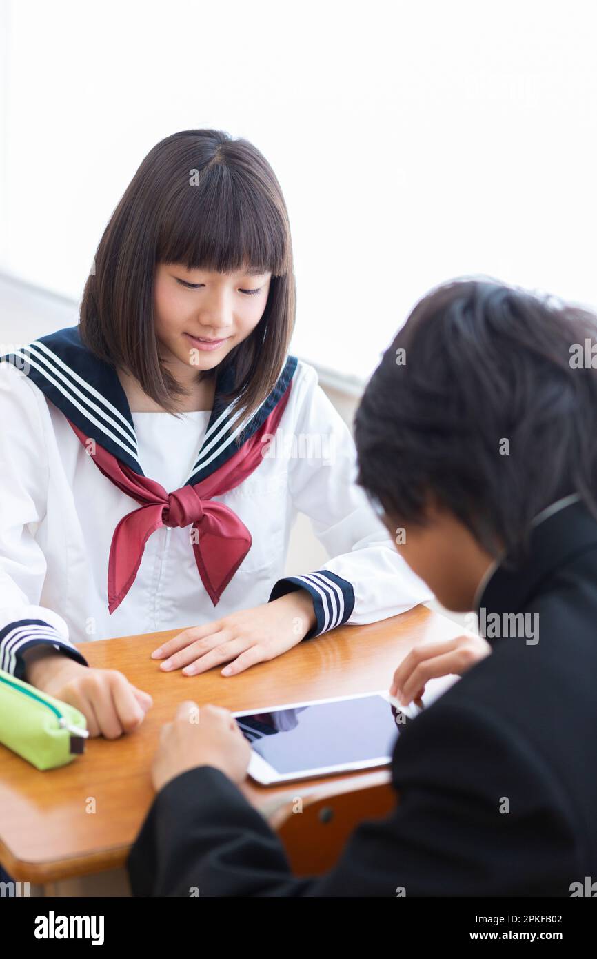 Due studenti della scuola superiore junior che studiano insieme Foto Stock