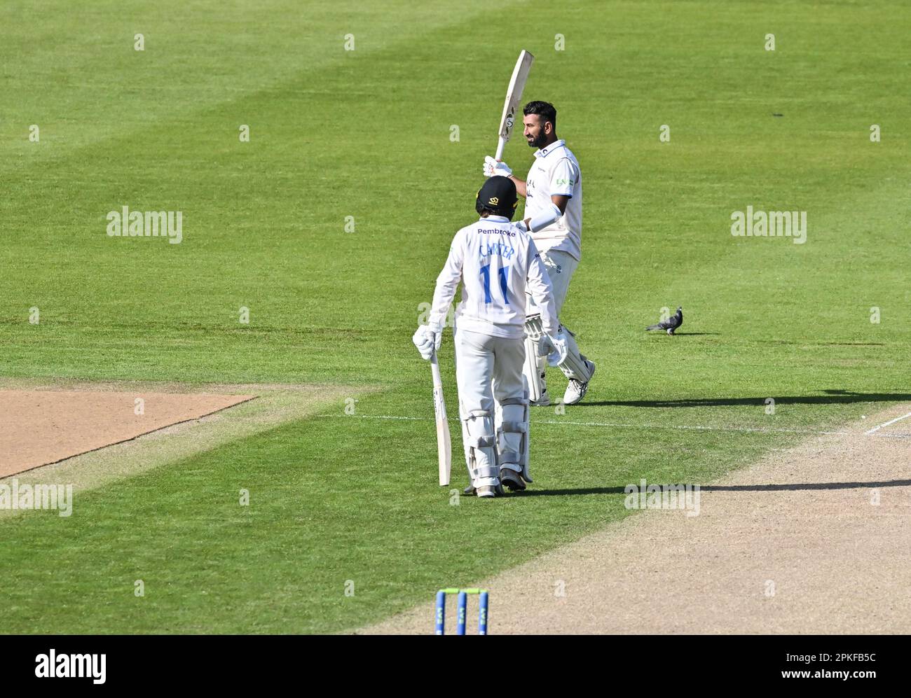 Hove, Regno Unito. 07th Apr, 2023. Hove, East Sussex, Regno Unito il 07 2023 aprile. Cheteshwar PUJARA (Capt) (Sussex) festeggia come lui ottiene 100 per se stesso e 200 per Sussex insieme al suo socio oli CARTER durante il giorno 2 del LV Insurance County Championships match tra Sussex CCC e Durham CC al 1st Central County Ground, Hove, East Sussex, UK il 07 2023 aprile. Credit: Francis Knight/Alamy Live News Foto Stock