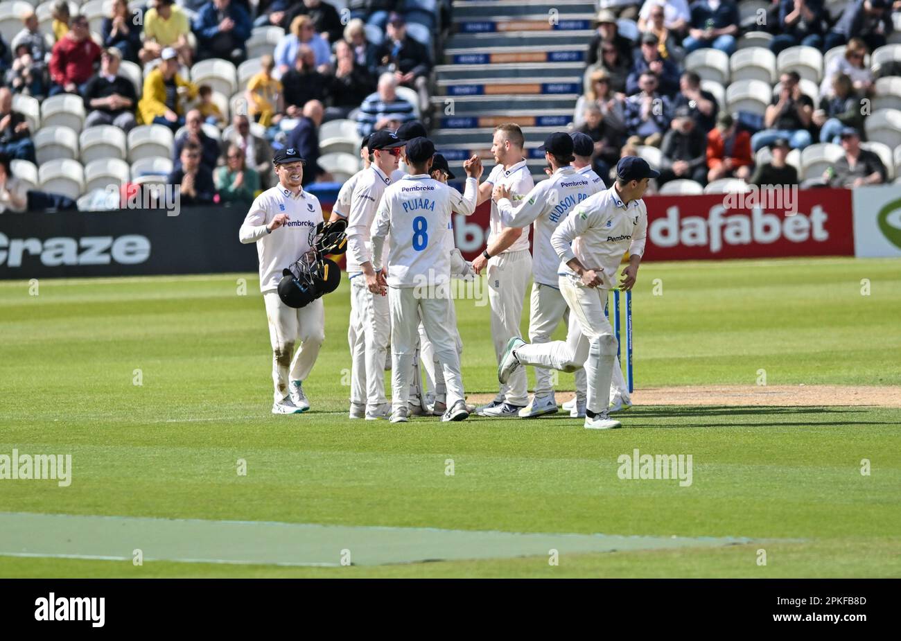 Hove, Regno Unito. 07th Apr, 2023. Hove, East Sussex, Regno Unito il 07 2023 aprile. Sussex festeggia come Matthew POTTS (Durham) è bowled da Ali ORR e catturato da Jack CARSON (Sussex) durante il giorno 2 del LV Insurance County Championships match tra Sussex CCC e Durham CC presso il 1st Central County Ground, Hove, East Sussex, UK il 07 2023 aprile. Credit: Francis Knight/Alamy Live News Foto Stock