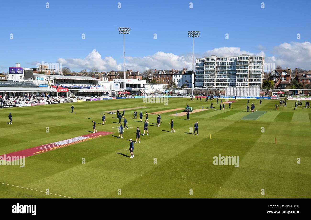 Hove, Regno Unito. 07th Apr, 2023. Hove, East Sussex, Regno Unito il 07 2023 aprile. I giocatori si scaldano all'inizio del giorno 2 della partita dei LV Insurance County Championships tra Sussex CCC e Durham CC al Central County Ground 1st, Hove, East Sussex, Regno Unito, il 07 2023 aprile. Credit: Francis Knight/Alamy Live News Foto Stock