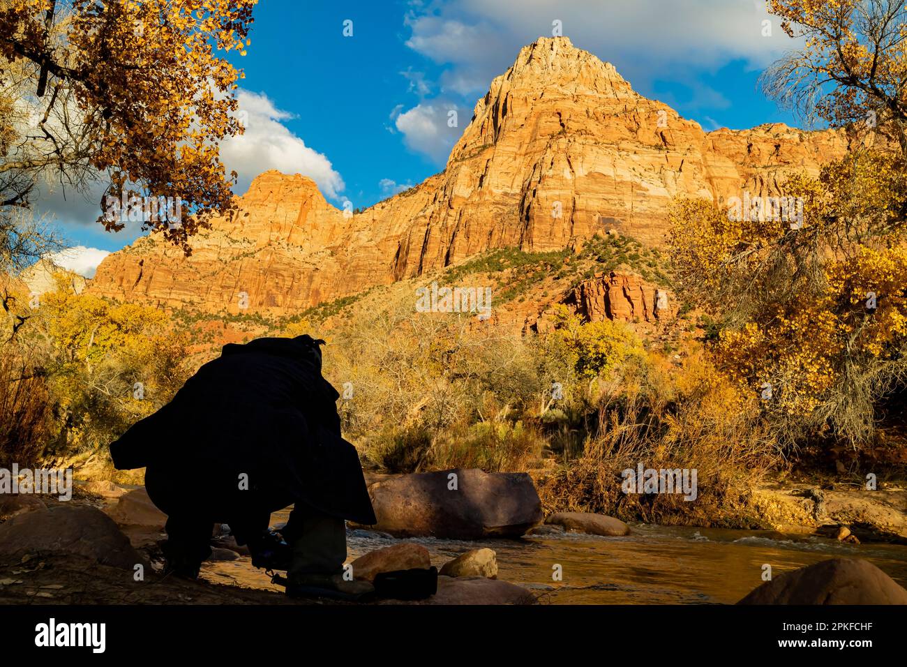 Fotografo che fotografa il paesaggio autunnale dello Zion National Park dello Utah Foto Stock