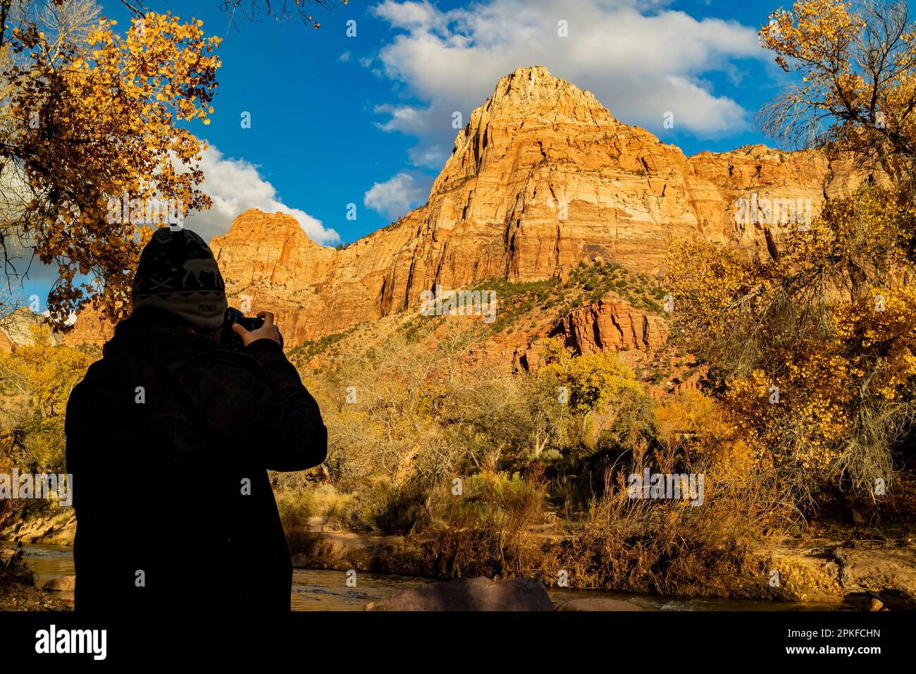 Fotografo che fotografa il paesaggio autunnale dello Zion National Park dello Utah Foto Stock