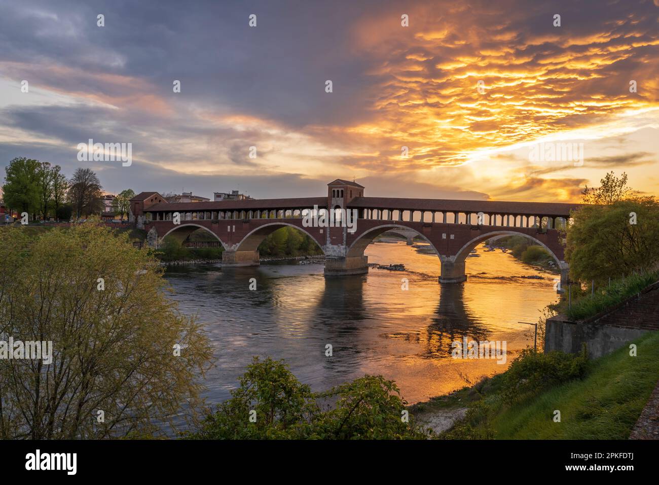 Ponte Coperto (ponte coperto) sul fiume Ticino a Pavia al tramonto, Lombardia, italia. Foto Stock