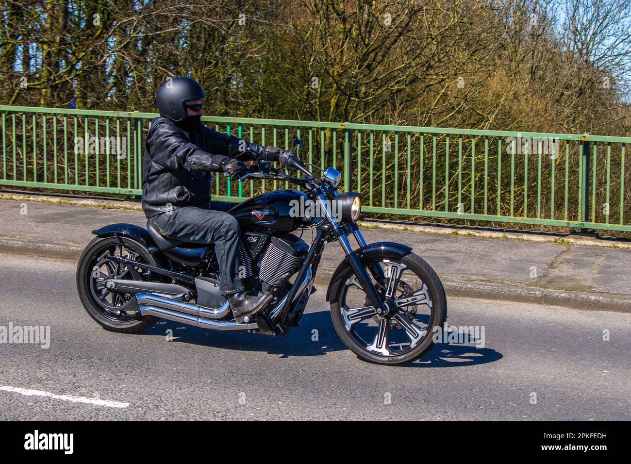 2016 Victory Vegas Eight Ball 1731; attraversando il ponte autostradale a Greater Manchester, Regno Unito Foto Stock