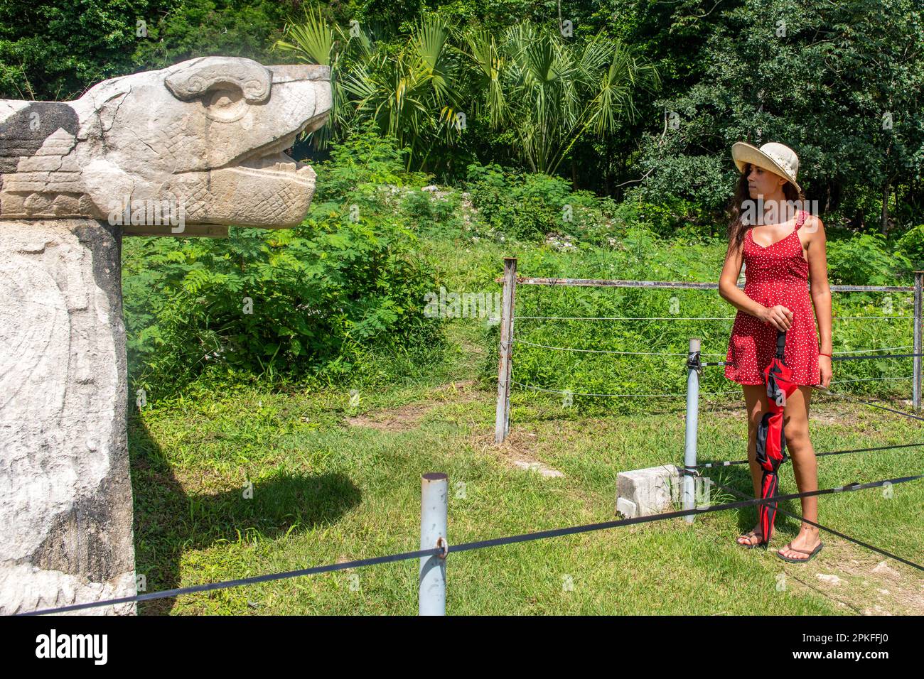 Donna turistica visita e sfida il Dio Kulkulcan che è il serpente piume della città Maya di Chichen Itza nella penisola dello Yucatan in Me Foto Stock