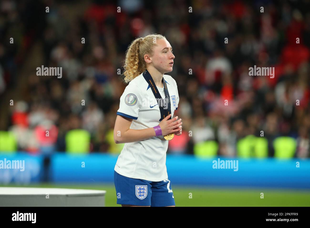 Wembley Stadium, Londra, Regno Unito. 6th Apr, 2023. Donne Finalissima Football, Inghilterra contro Brasile; Katie Robinson d'Inghilterra con i suoi vincitori medaglia di credito: Action Plus Sports/Alamy Live News Foto Stock