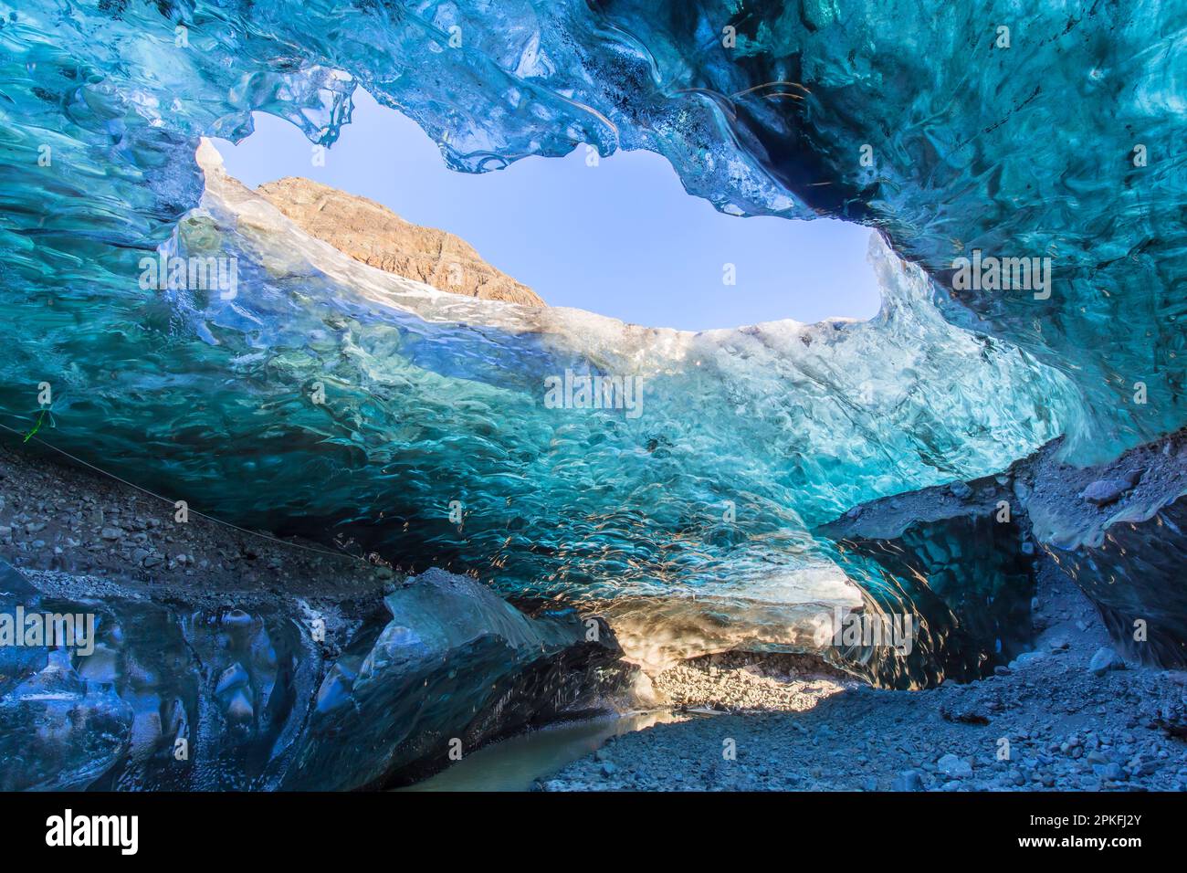 La grotta di ghiaccio naturale di cristallo nel ghiacciaio di Breiðamerkurjökull / Breidamerkurjokull nel Parco Nazionale di Vatnajökull, Islanda Foto Stock