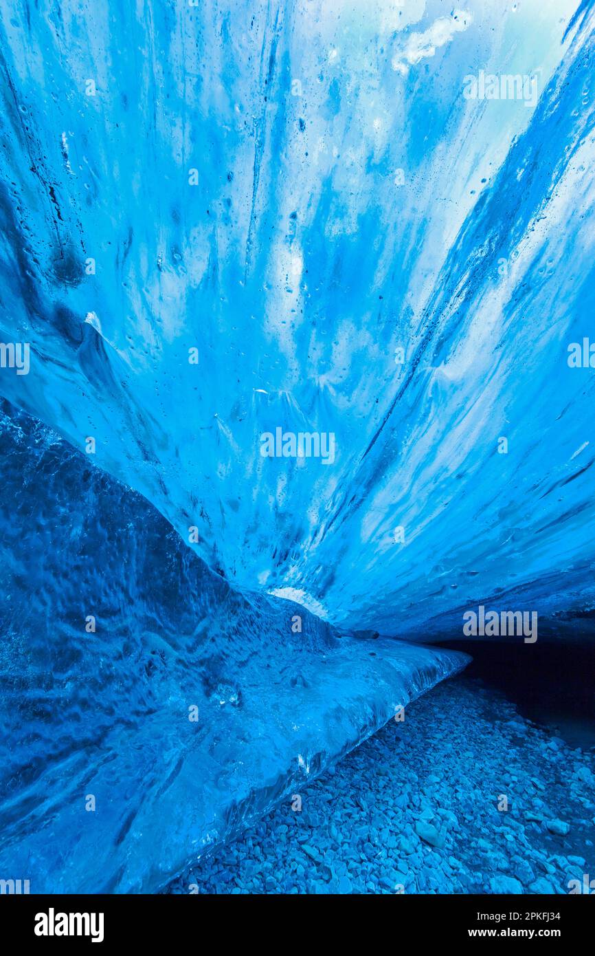 La grotta di ghiaccio naturale di cristallo nel ghiacciaio di Breiðamerkurjökull / Breidamerkurjokull nel Parco Nazionale di Vatnajökull, Islanda Foto Stock