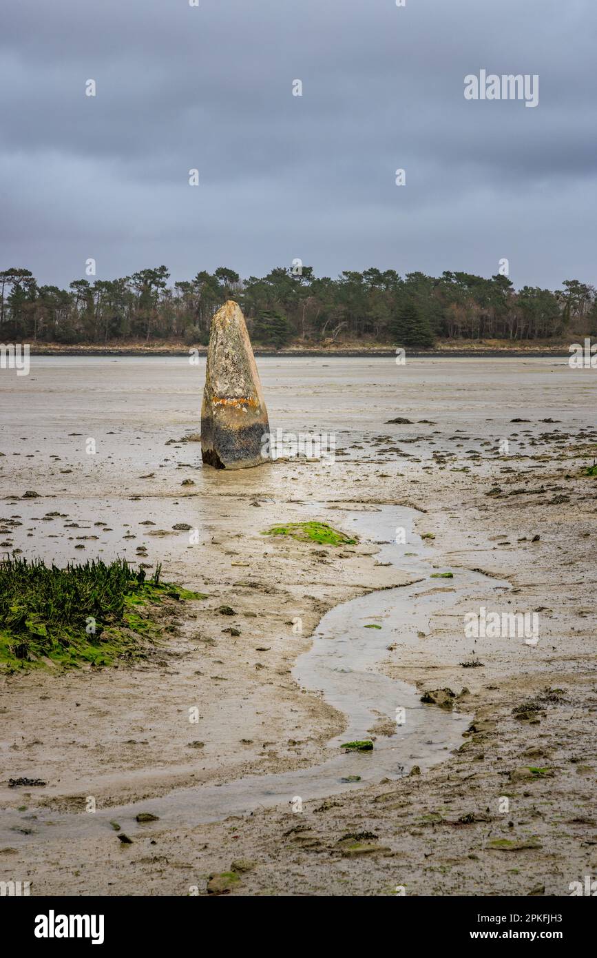 Il Menhir de Penglaouic in bassa marea sull'estuario del fiume Pont l'Abbe, Bretagna, Francia Foto Stock