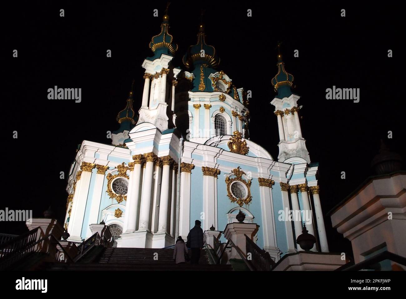 Chiesa di Sant'Andrea, costruita nel 1747-1754, progettata da Bartolomeo Rastrelli, esempio di barocco elisabettiano, illuminata di notte, Kiev, Ucraina Foto Stock
