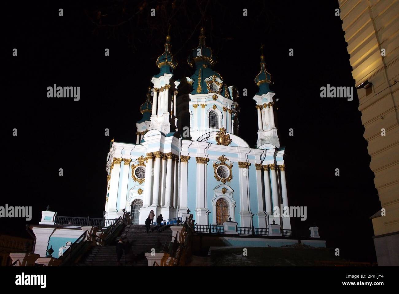 Chiesa di Sant'Andrea, costruita nel 1747-1754, progettata da Bartolomeo Rastrelli, esempio di barocco elisabettiano, illuminata di notte, Kiev, Ucraina Foto Stock